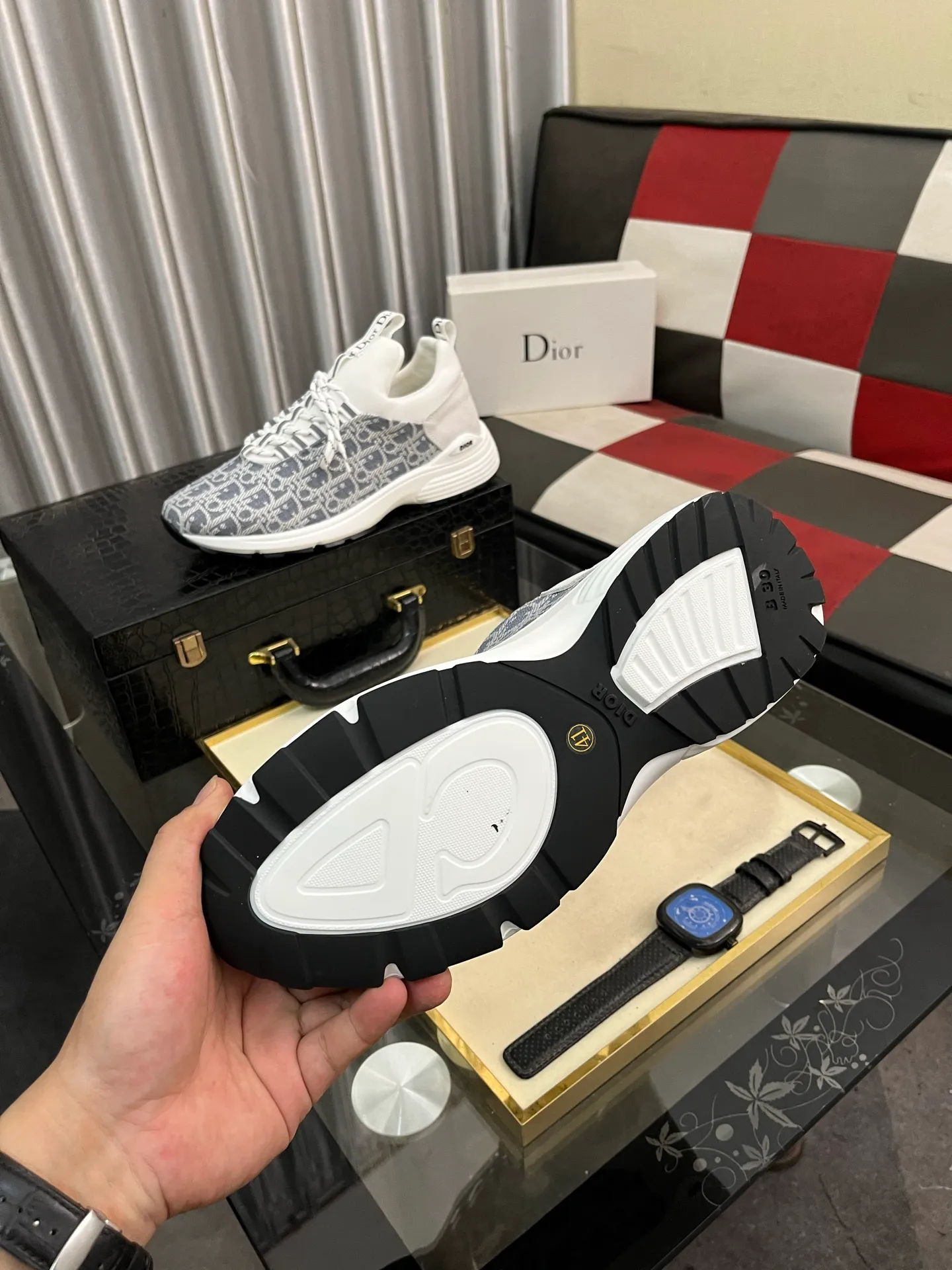 Men's Men's Shoes💰440⌚️⌚️ Dior's casual and sporty style combines the elements of dad's bag-soled shoes, successfully breaking through the dad shoe style that has been on the streets in recent years, and becoming a beautiful landscape in luxury goods. The fabric is high mercerized with breathable mesh, and the mesh on both sides of the shoe is made of three layers of composite technology. The bottom process uses package molding fabrics: imported high mercerized 🐂 cowhide stitching with original customized D-shaped mesh code number: 38-443️⃣Colors available